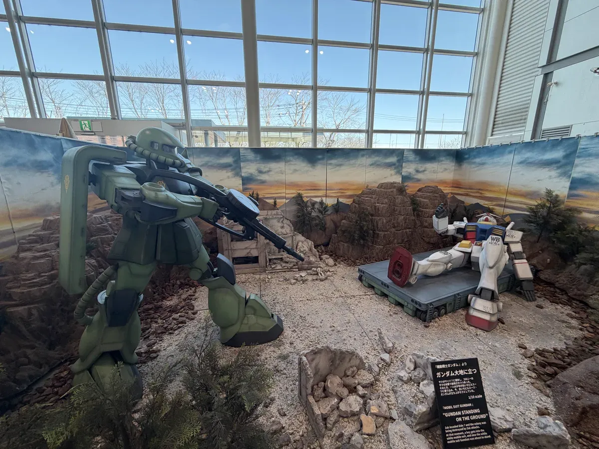 バンダイミュージアムのガンダムとザクの展示